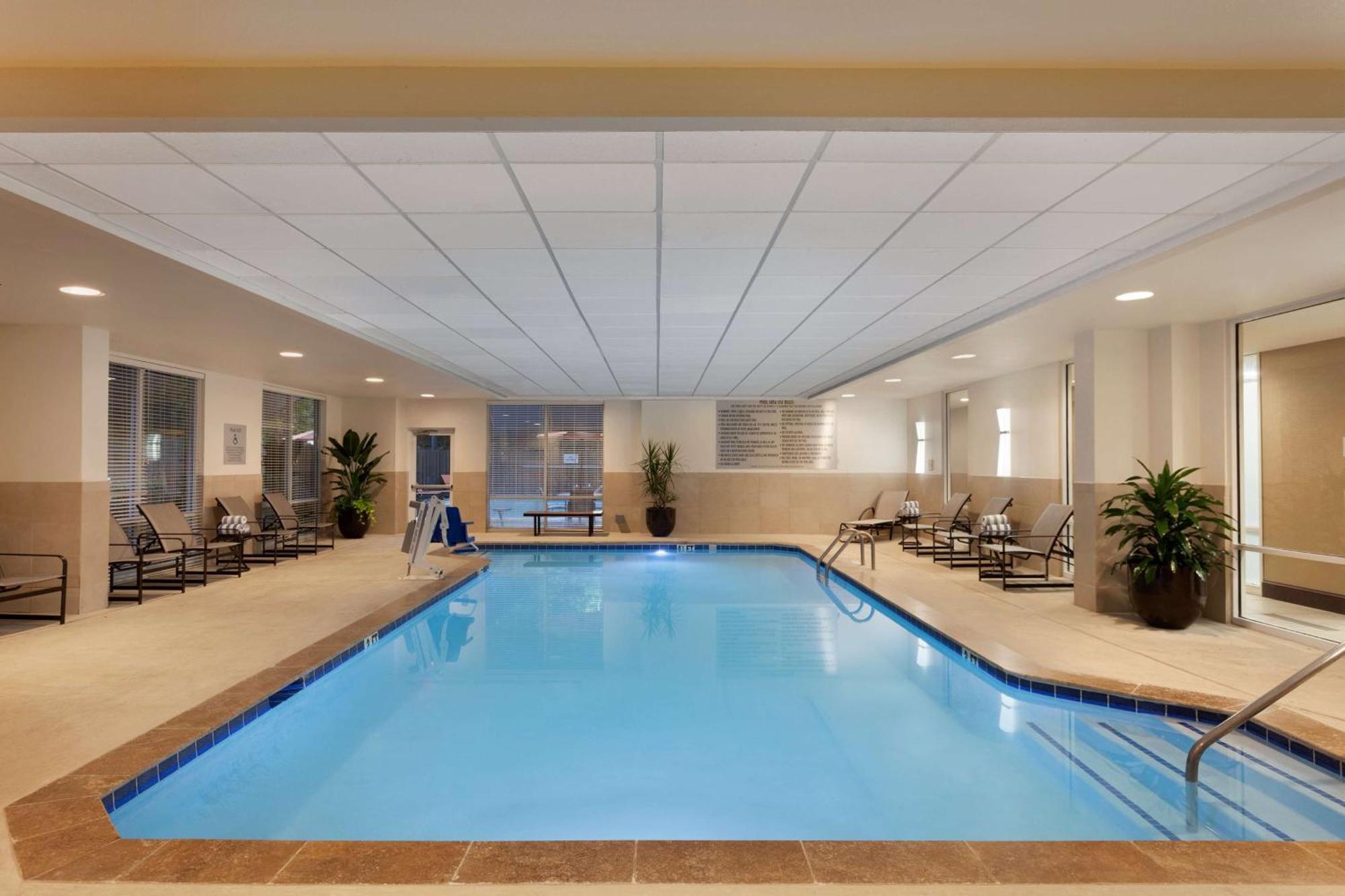 Embassy Suites By Hilton Atlanta Airport College Park Exterior foto